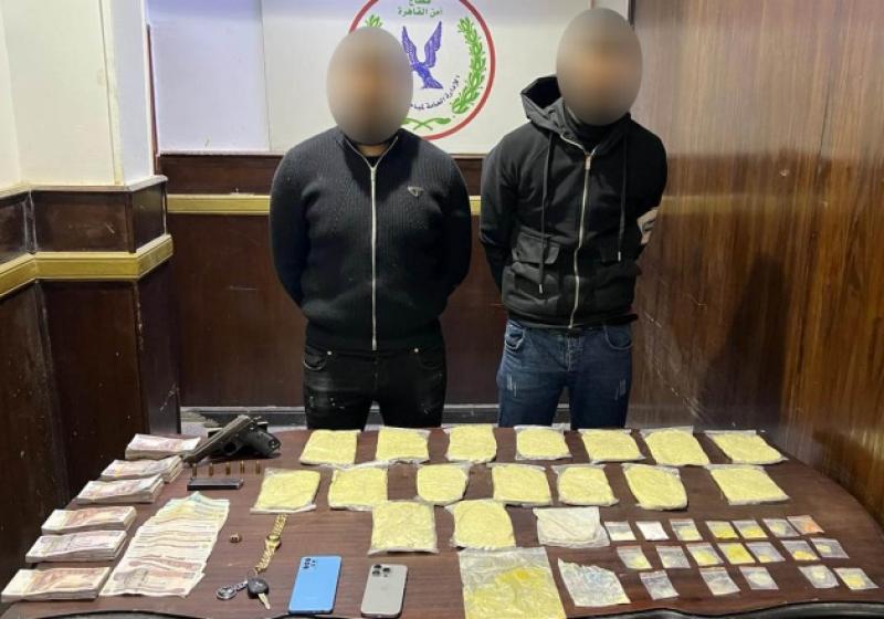 سقوط 4 عاطلين بحوزتهم كنيات من مخدر الحشيش وأسلحة بحلوان ومصر الجديدة