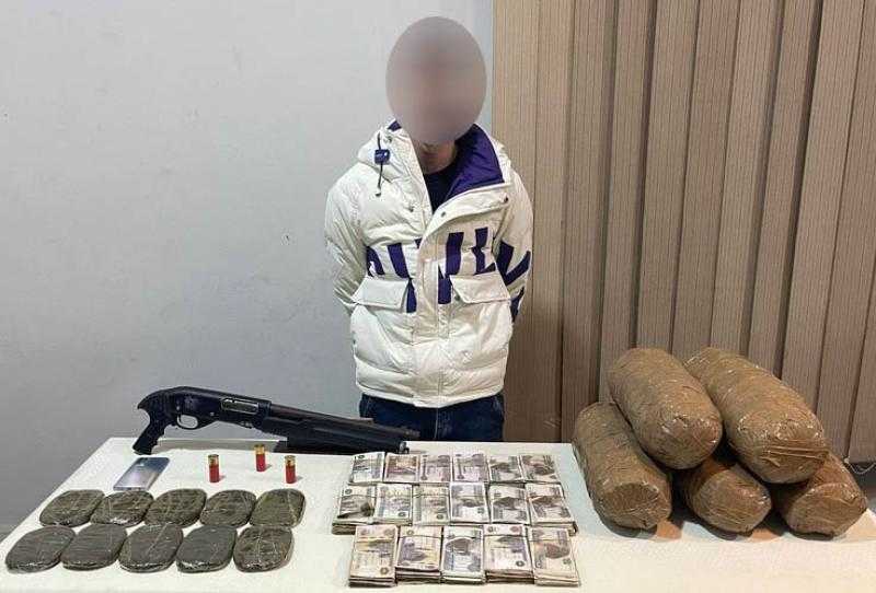 حملة أمنية تقتحم أوكار 4 تجار للكيف بحوزتهم مخدرات وأسلحة l صور