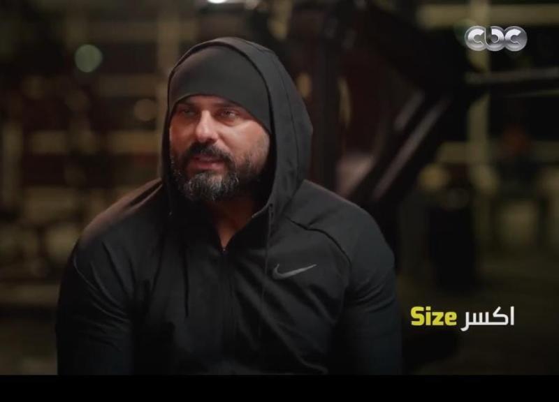 شاهد.. أحمد صلاح حسني ينهار باكيًا خلال حديثه عن وفاة والدته
