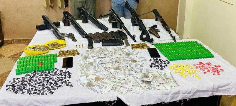 ضبط أسلحة نارية وكمية من المخدرات والعملات المقلدة بحوزة عناصر إجرامية بالمنوفية