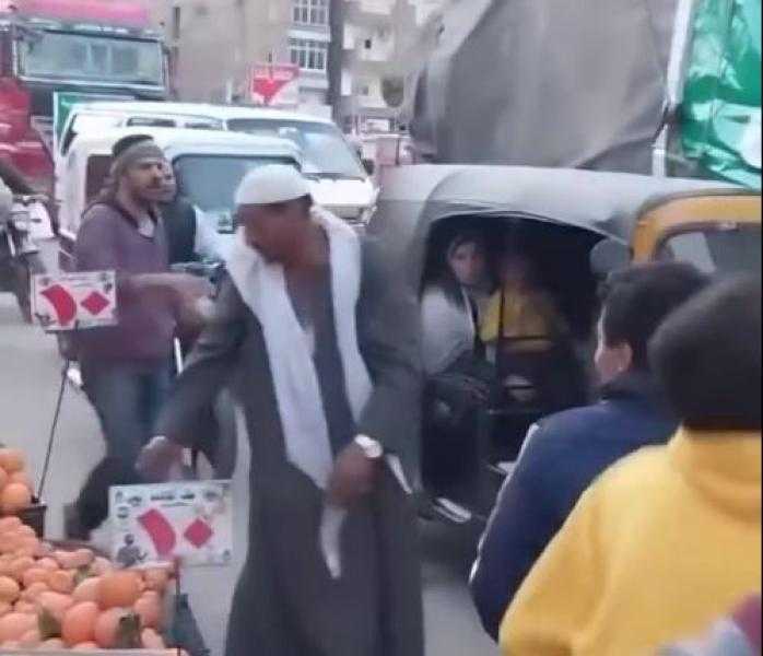 محل ورحلة عمرة.. مفاجآت سارة من عمرو أديب لصاحب فيديو إلقاء البرتقال على شاحنات غزة «فيديو»