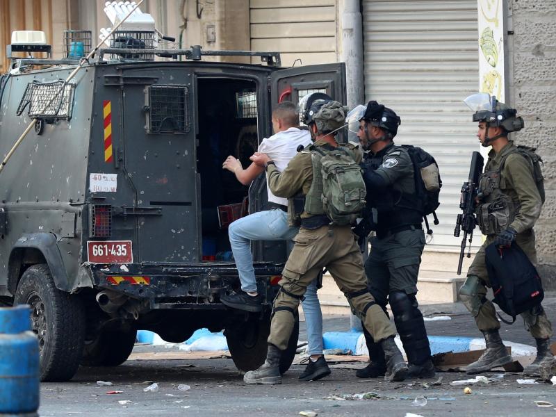 الاحتلال الإسرائيلي يعتقل 20 فلسطينيا من الضفة