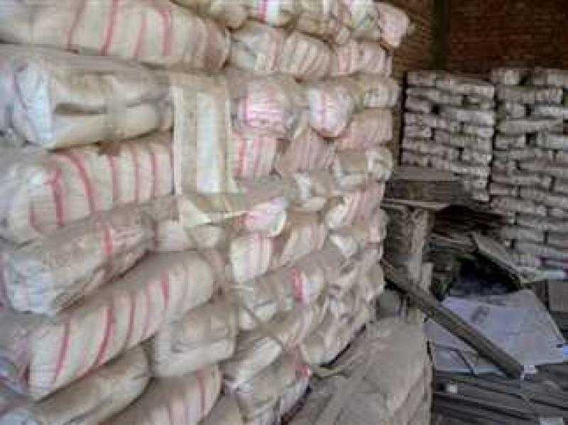 العثور على 30 ألف طن سكر و16800 عبوة زيت داخل مخزنين بالقاهرة