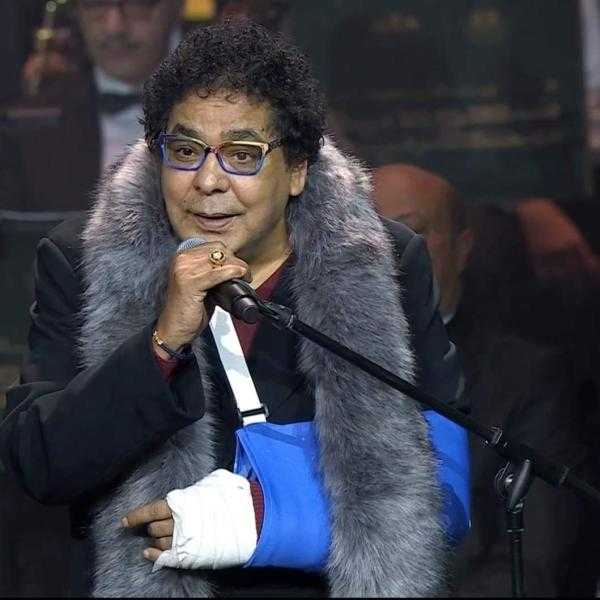 من المستشفى للمسرح.. ظهور محمد منير بالجبس في حفل الليالي السعودية المصرية