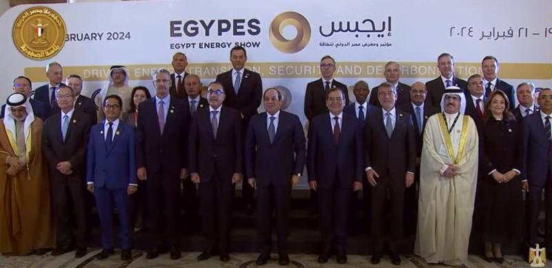السيسي يلتقط صورة تذكارية مع الوفود المشاركة بمعرض «إيجبس 2024»