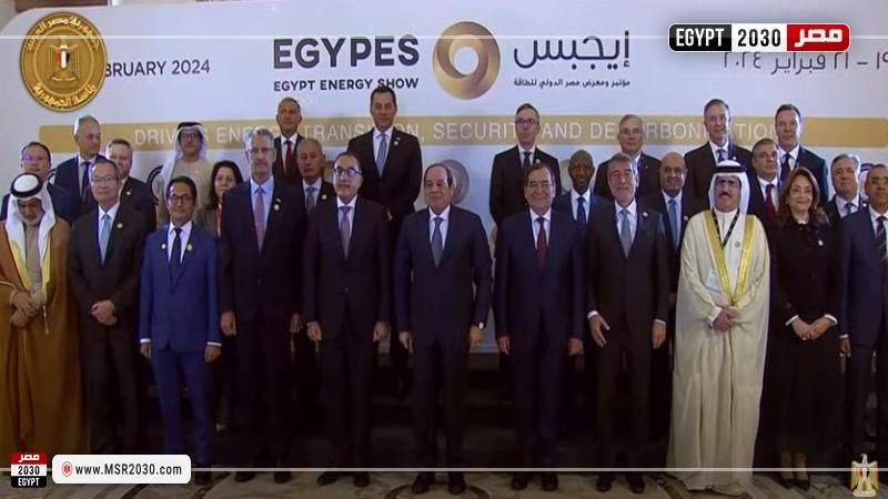 الرئيس في صورة تذكارية مع المشاركين بمعرض إيجبس