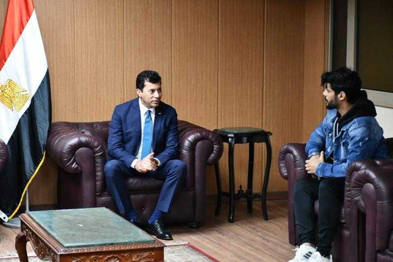 وزير الرياضة يلتقي لاعب الزمالك السابق ويعلن تكفل الوزارة بمصاريف علاجه