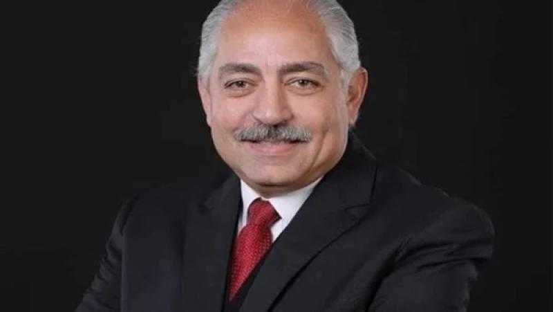 حسين لبيب يسلم الخطيب درع تذكاري للراحل العامري فاروق