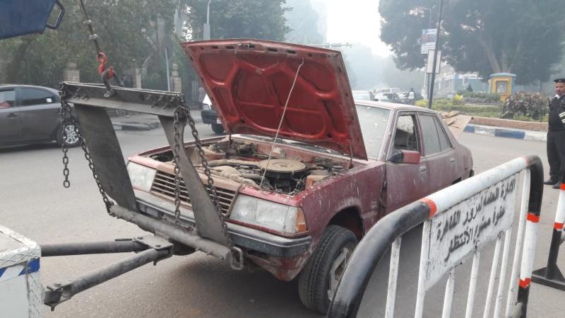 المرور يواصل حملاته لرفع السيارات المتهالكة من الشوارع