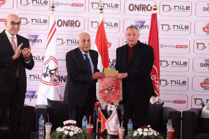 محمود الخطيب يهدي رئيس الزمالك درع وعلم الأهلي