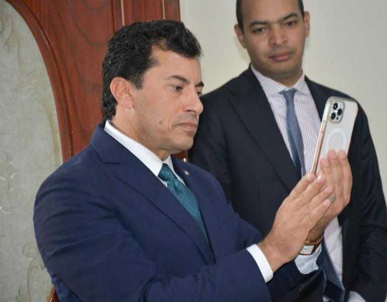 وزير الرياضة يجري اتصال هاتفي بلاعبي منتخب السيدات لتنس الطاولة