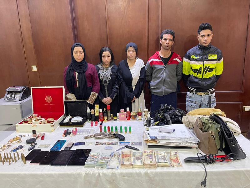 المتهمون والمضبوطات 