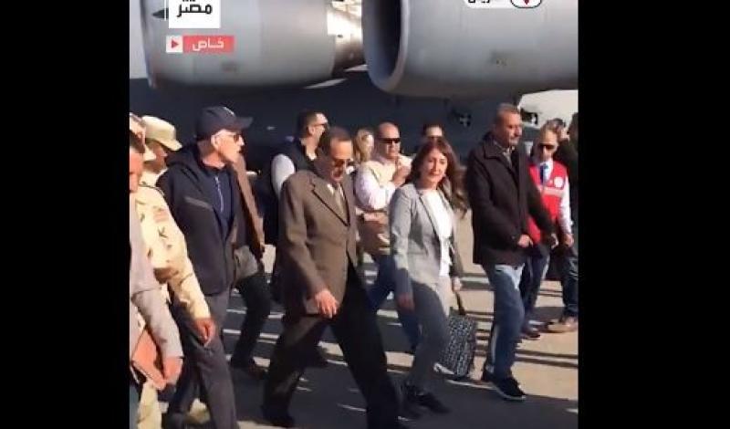 وفد من الكونجرس يصل مطار العريش لتفقد مخازن المساعدات الإنسانية إلى غزة.. «فيديو»