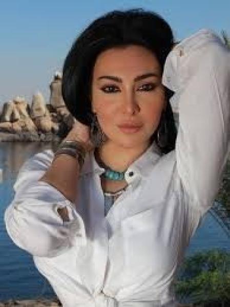 الفنانة ميرهان حسين تتهم عمال بسرقة حقيبتها في المقطم