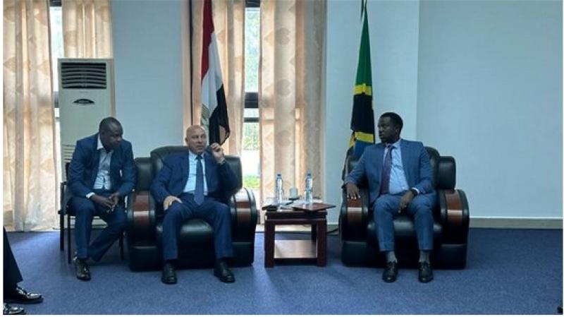 وزير النقل يبحث مع وزير الأشغال التنزاني تجديد شبكة الطرق الداخلية