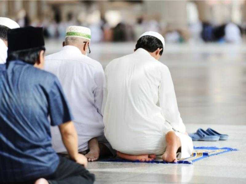 حكم رجوع الإمام إلى التشهد الأوسط بعد أن وقف معتدلا