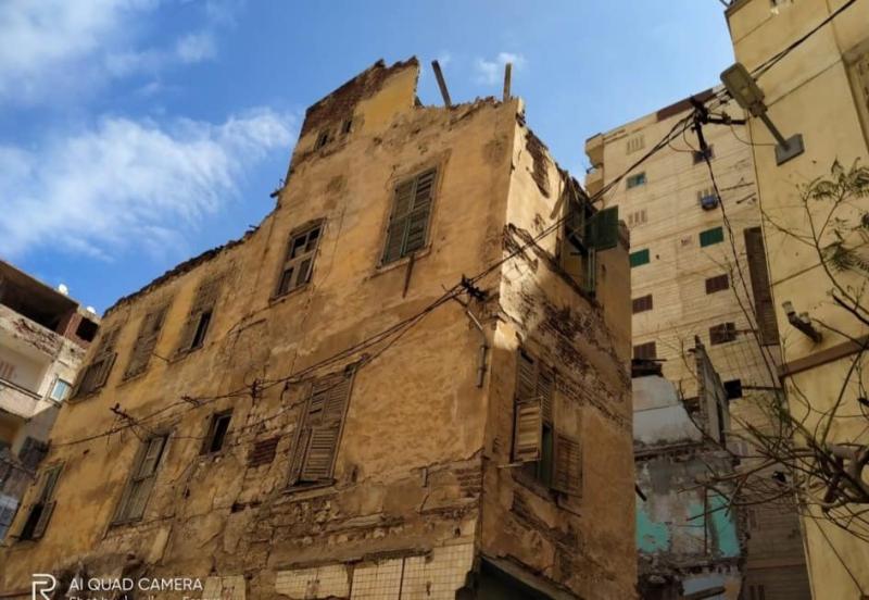 سقوط أجزاء من عقارين فى الإسكندرية 