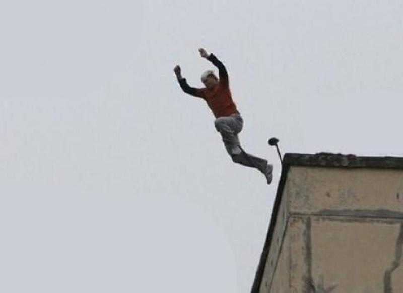 شاب يقفز من الطابق الرابع بسبب طلاق زوجته