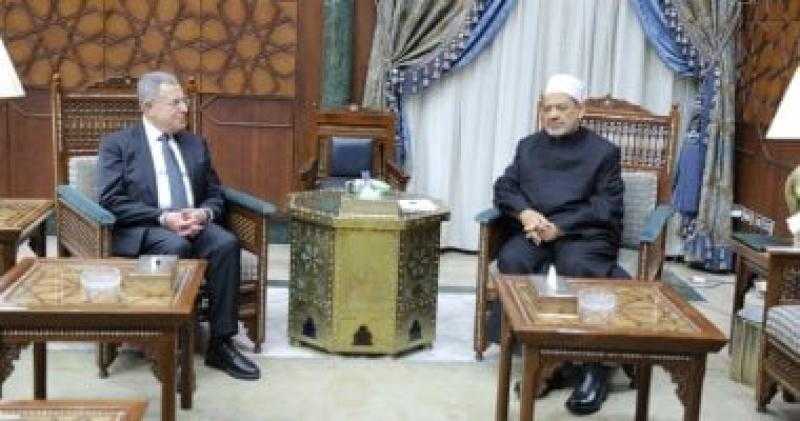 شيخ الأزهر يستقبل رئيس الوزراء اللبناني الأسبق لمناقشة الوضع الحالي في غزة