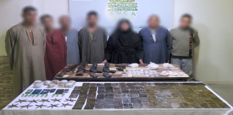 المتهمين والمضبوطات 