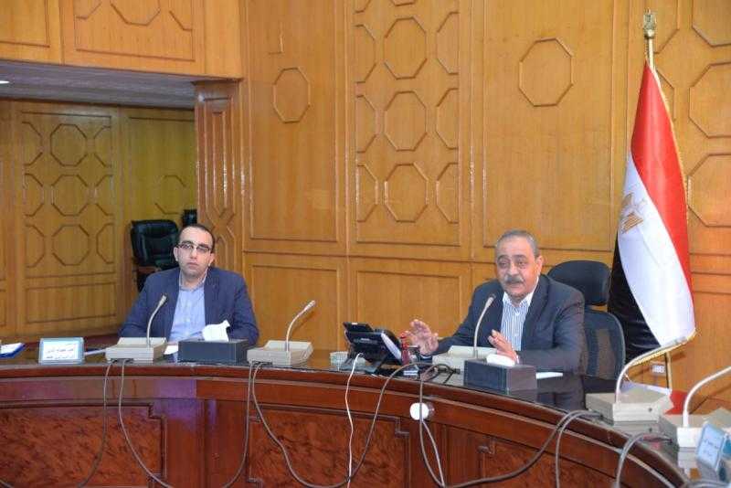 محافظ الإسماعيلية يناقش موقف تحصيل الإيرادات