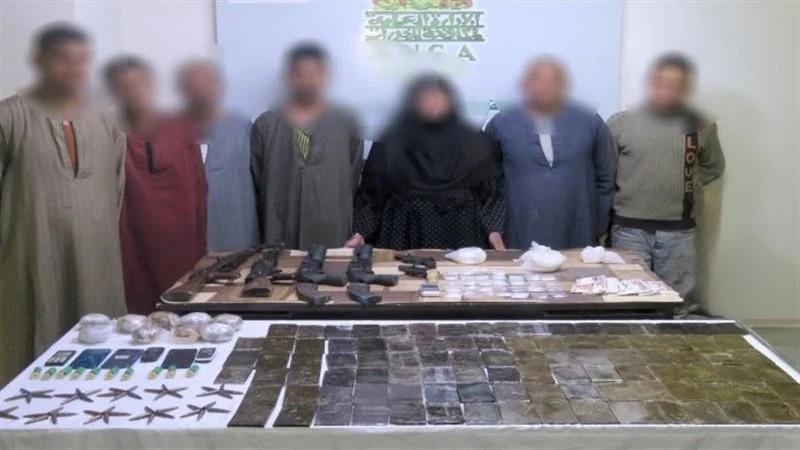 حبس 8 عناصر إجرامية بتهمة إدارة بؤرة مسلحة لتجارة المخدرات