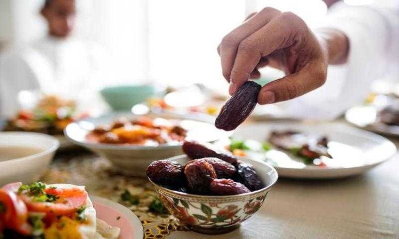 حكم الفطر في رمضان لمن عاد من سفره إلى بيته قبل الفجر بدقائق