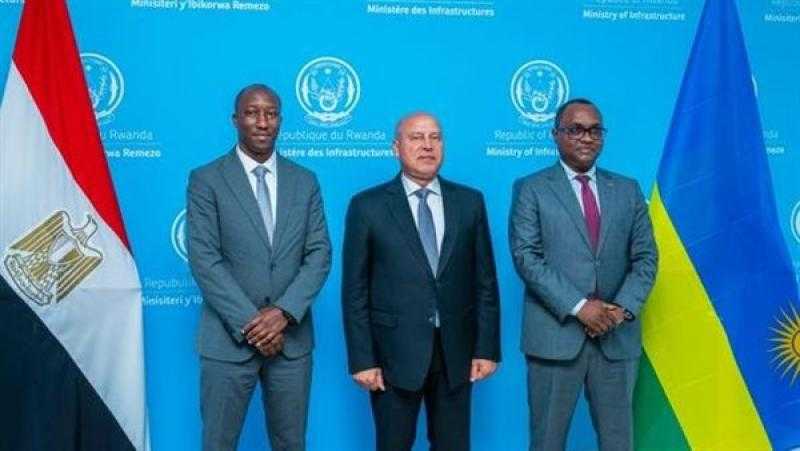 وزير النقل يجري مباحثات مع وزيري البنية التحتية والتجارة والصناعة في رواندا