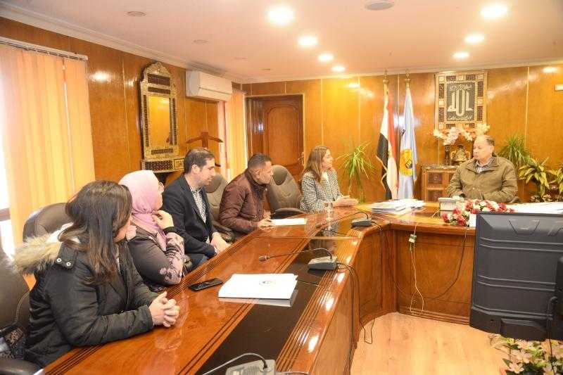 محافظ أسيوط يناقش سبل تنفيذ ودعم برنامج فرصة لتشغيل الشباب