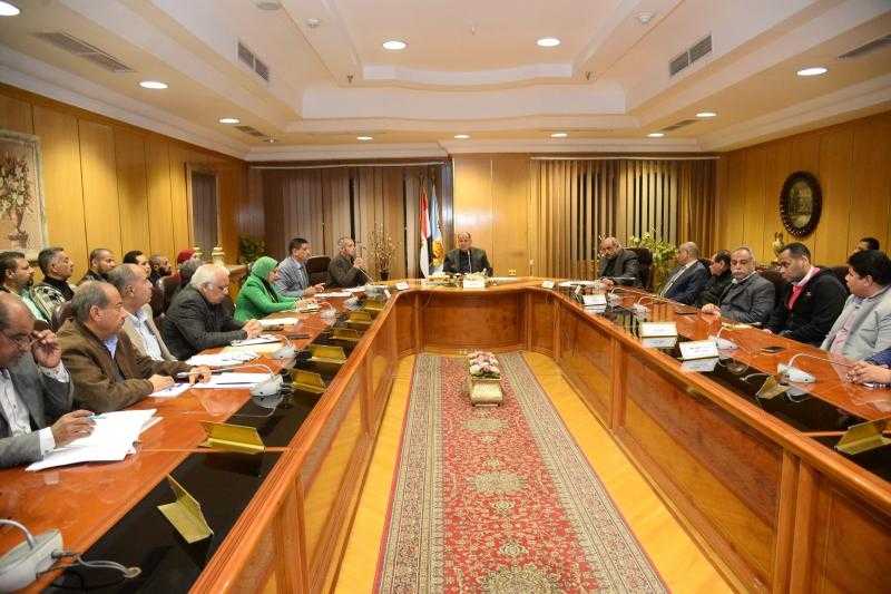 محافظ أسيوط يتابع نسب تنفيذ مشروعات المبادرة الرئاسية بـ 149 قرية في 7 مراكز
