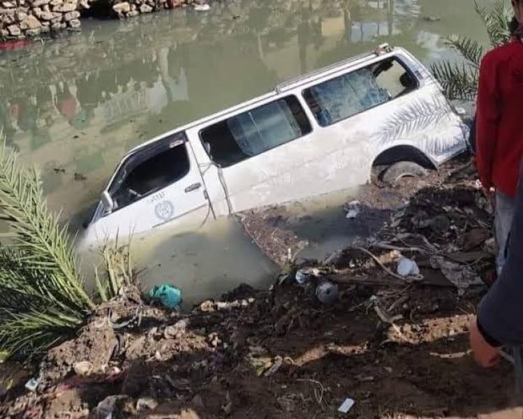 إصابة 13 شخصا في انقلاب سيارة بالطريق الزراعي بالبحيرة