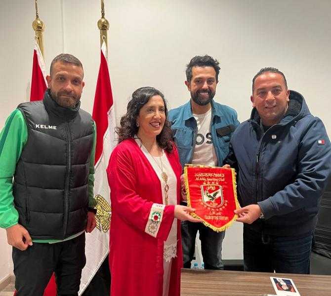 الأهلي يستقبل عمدة مانشستر.. ويُهديها درع وعلم النادي