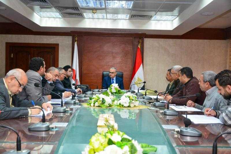 محافظ سوهاج يبحث الموقف التنفيذي لمشروع خط طرد صرف صحي المنشاة / العسيرات