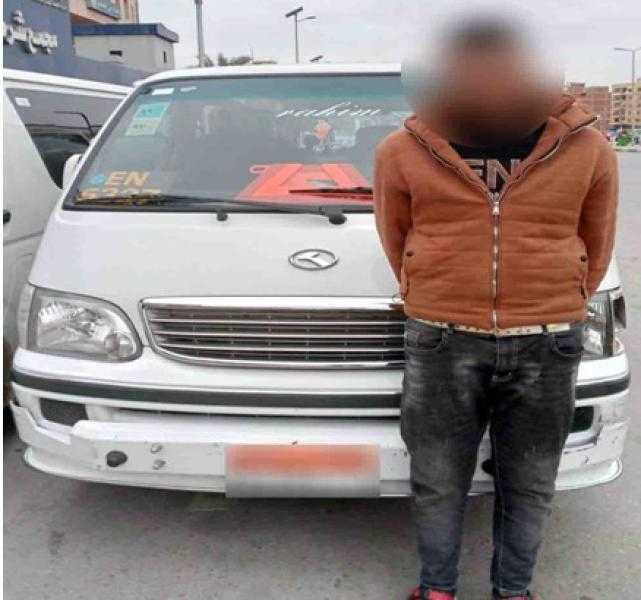 ضبط قائد سيارة ميكروباص عطل حركة المرور بالمقطم