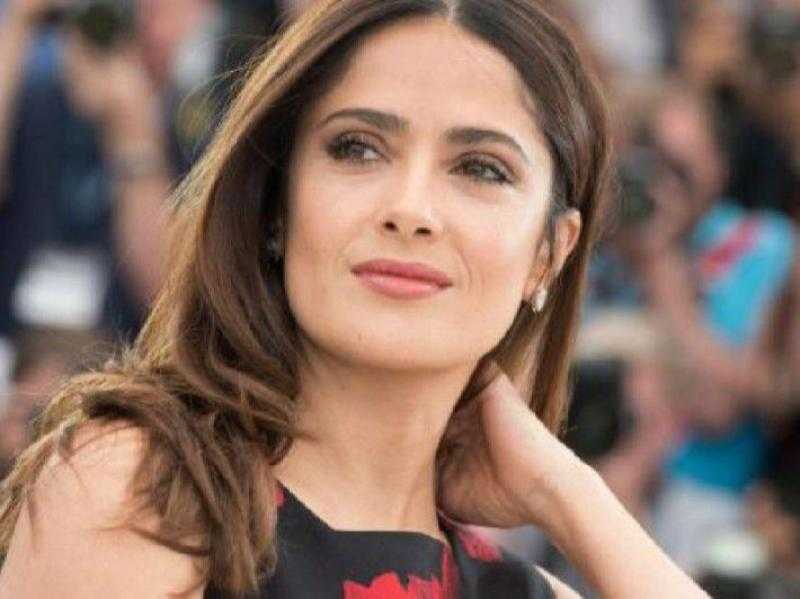 سلمى حايك تخطف الأنظار بإطلالة حمراء مثيرة