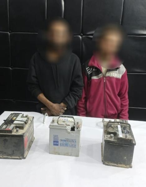 كشف تفاصيل تداول فيديو لشخص يسرق بطاريات السيارات