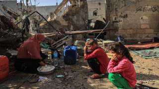 «الأطفال تأكل مع الحمير».. مشاهد تُدمي القلوب بسبب نقص الغذاء في غزة – فيديو