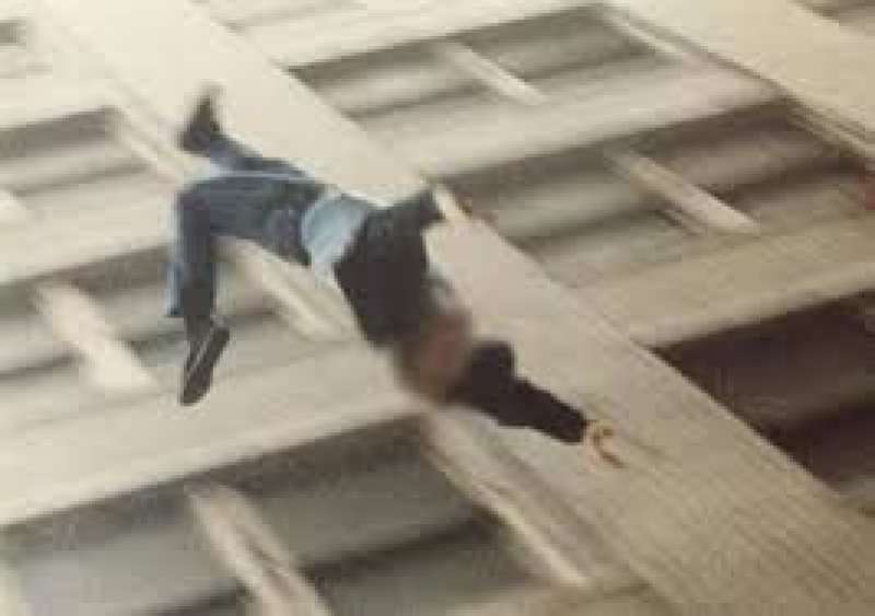 شخص يتخلص من حياته بالقفز من أعلي عقار بأسوان