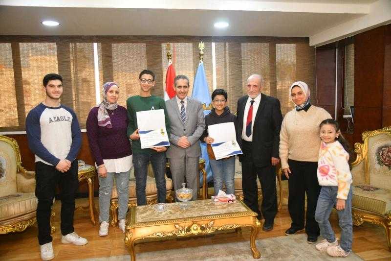 محافظ الغربية يكرم طالبان لفوزهم في مسابقات الروبوت والبرمجة الدولية