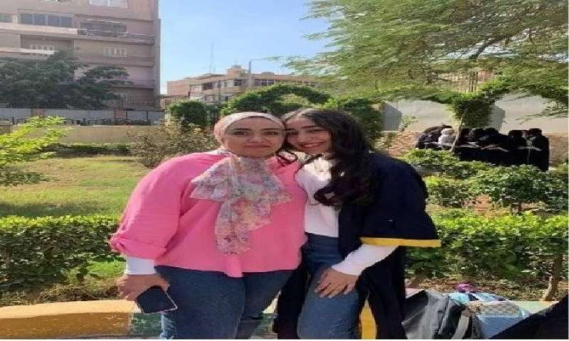 الأم وابنتها 
