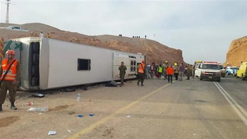 إصابة 15 شخصا إثر انقلاب حافلة في جنوب إسرائيل