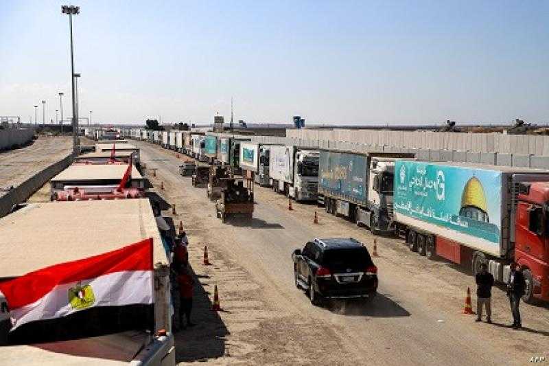 الهلال الأحمر المصري بالتعاون مع نظيره الفلسطيني يقدمان المساعدات لأهالي غزة
