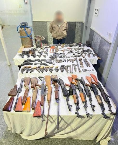 الشرطة تداهم ورشة لتصنيع الأسلحة النارية بأسيوط.. وضبط 27 قطعة