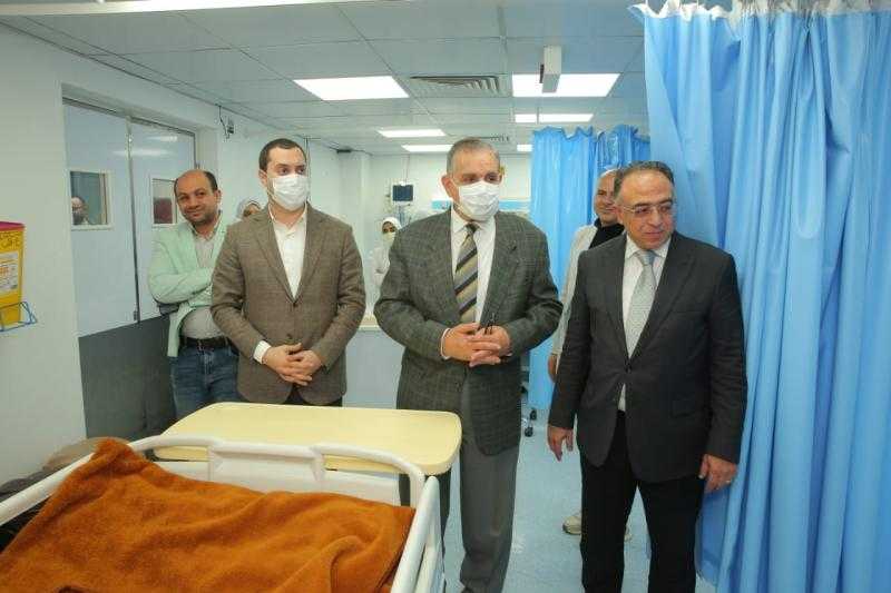 محافظ كفرالشيخ يزور طفلة غزة مشيدا بجهود الطاقم الطبي بمستشفى العبور