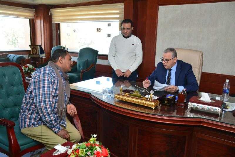 محافظ سوهاج يناقش عددا من شكاوى وطلبات المواطنين