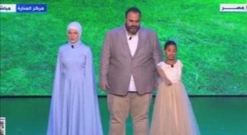 شيكو يقدم طفلتان خلال احتفالية قادرون باختلاف