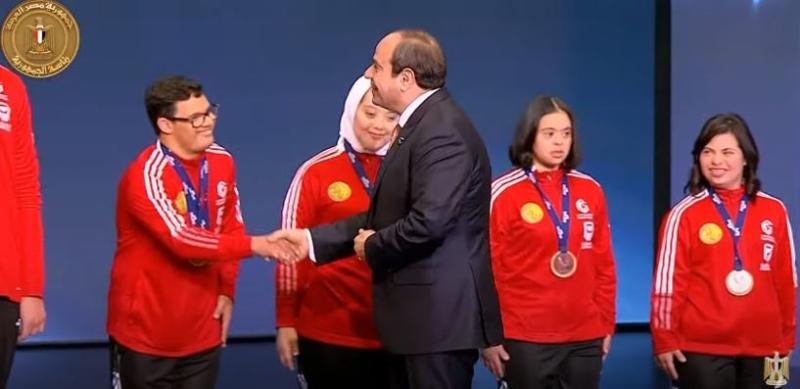 السيسي يصافح أبطال مصر بدورة الألعاب العالمية للإعاقات الذهنية