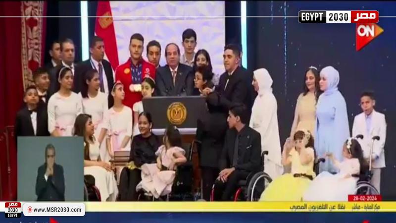 الرئيس السيسي مع أبطال قادرون باختلاف 