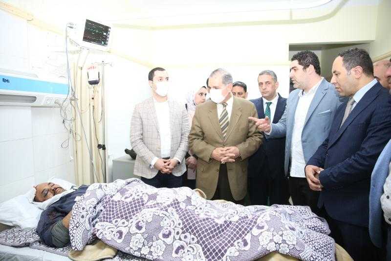 محافظ كفرالشيخ يطمئن على عامل نظافة بالمستشفى العام إثر إصابته بحادث