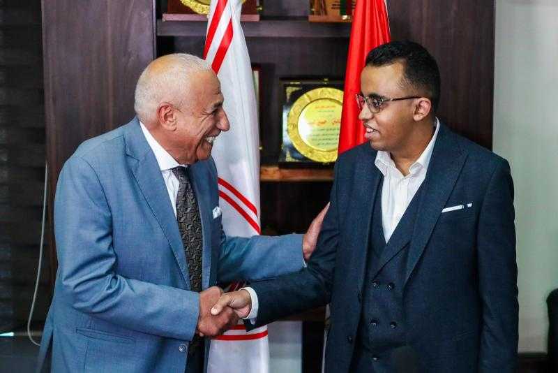 حسين لبيب يستقبل أحد أبطال قادرون باختلاف داخل نادي الزمالك